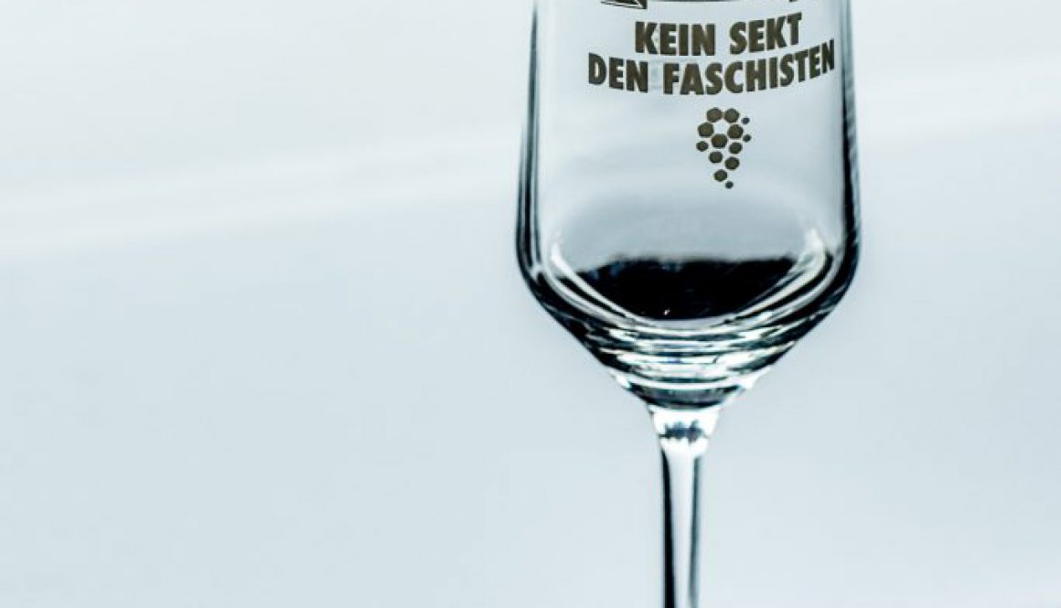 Sektglas auf Tresen