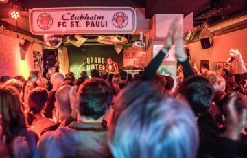 In Hamburgs einziger Stadion-Weinbar servieren wir Weine mit Haltung – und veranstalten Konzerte und mehr. Klick aufs Bild für Infos!