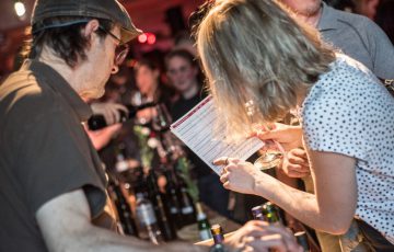 Seit 2017 veranstalten wir jährlich das Weinfest gegen Rassismus. Wenn nicht gerade Corona ist. Klick auf das Bild, um mehr zu erfahren!