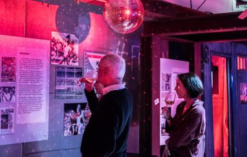 Selbstverständlich haben wir eine Auswahl unserer Weine auch dann da, wenn wir ganz normal geöffnet haben. Und bei uns kann man die auch mit in die Ausstellung nehmen.