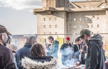Unsere Mitorganisatoren von RFU – Riesling für uns St. Pauli steuern nicht nur eine Auswahl an Winzern bei und machen einen eigenen Stand - sie sorgen auch für das leibliche Wohl. In exzellenter Qualität, fleischig und vegan.
